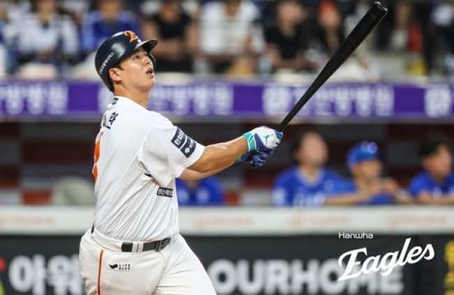 30일 경기에서 홈런을 때리는 한화 노시환
