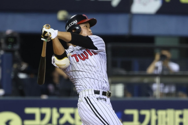 쐐기 2점홈런 날리는 LG의 박관우