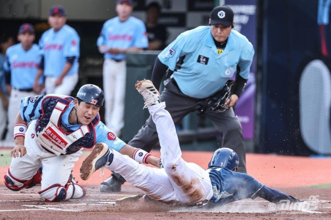 롯데전에서 홈스틸에 성공하는 NC의 김주원(오른쪽)