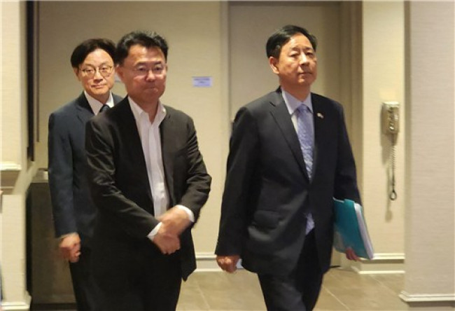 이틀 연속 美상무장관과 통상협의 위해 숙소 나서는 경제부총리