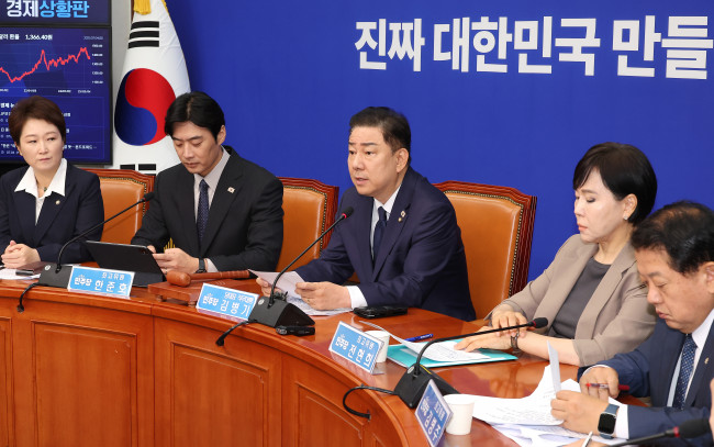 최고위원회의에서 발언하는 김병기 당 대표 직무대행 겸 원내대표