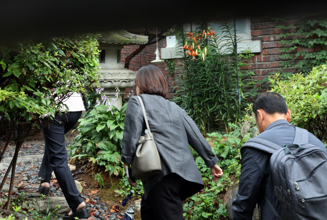 '건진법사' 법당 들어가는 특검팀