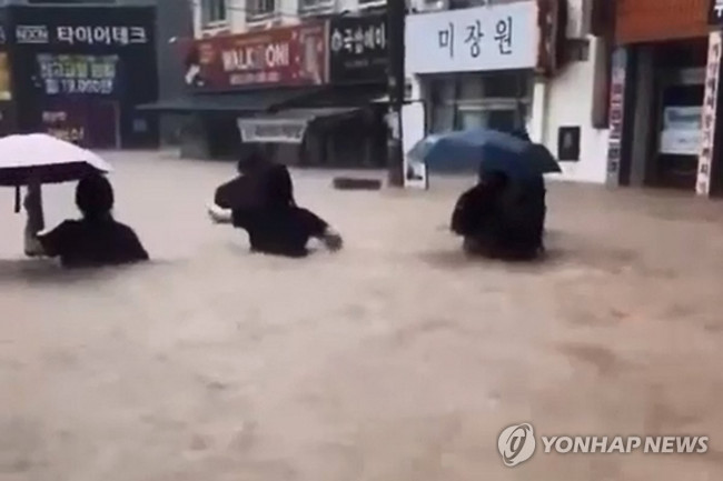 허리까지 차오른 흙탕물…험난한 귀갓길