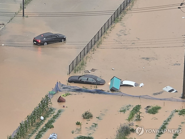 폭우에 잠긴 승용차