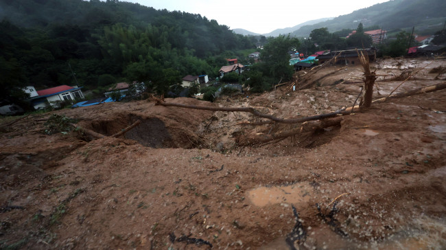 산사태에 토사 쌓인 산청군 마을