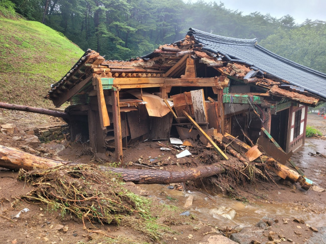 호우 피해 입은 보물 '산청 율곡사 대웅전'