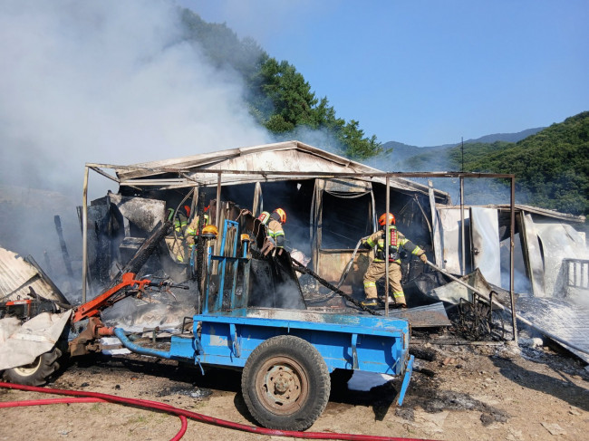 진천 단독주택서 불…1명 사망·2명 고립 추정