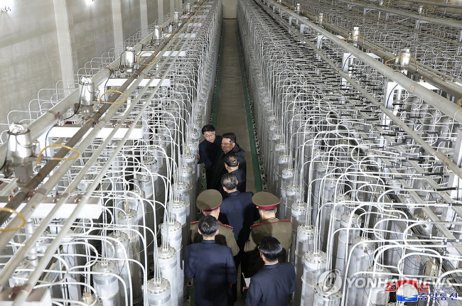 김정은, 핵물질 생산기지·연구소 현지지도