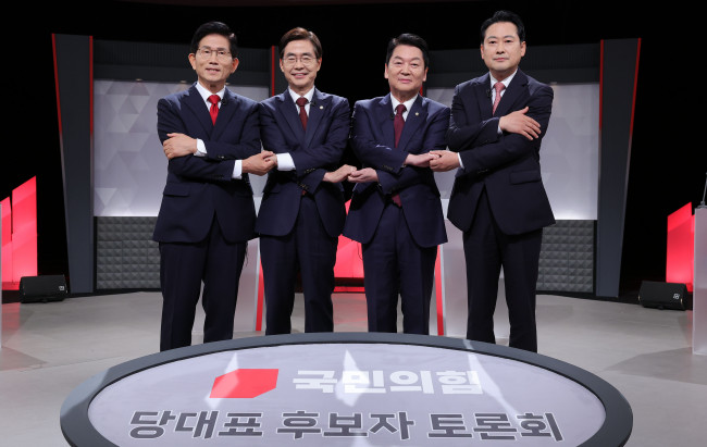 2차 텔레비전 토론회에서 기념 촬영하는 국민의힘 당 대표 후보들