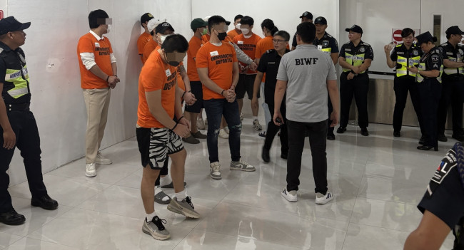 필리핀 현지 공항서 강제 송환되는 한국인 도피사범들