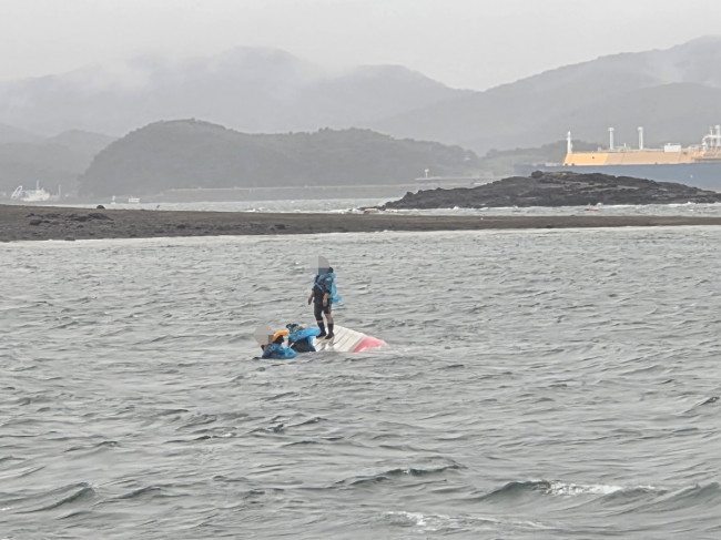 전복된 레저보트