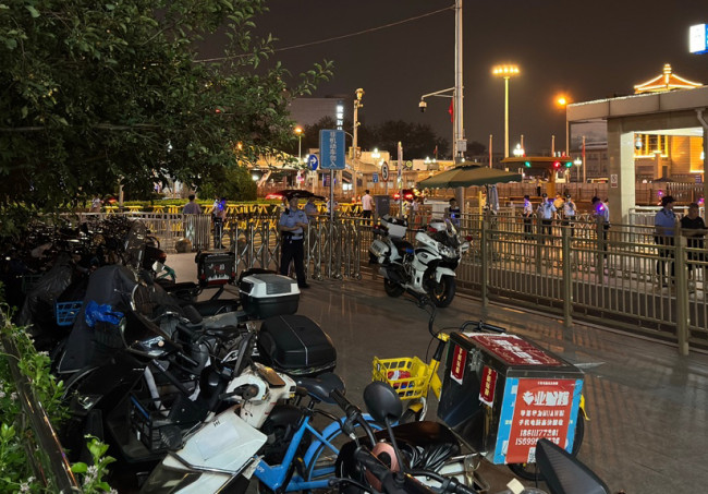 베이징역 인근에서 이동하는 김정은 북한 국무위원장 의전차량