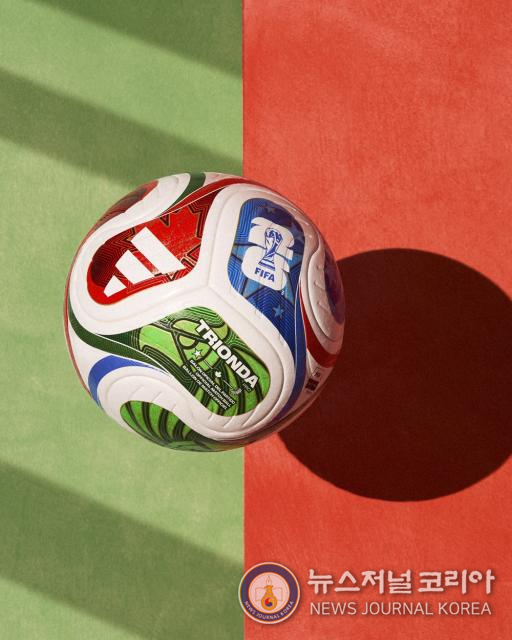 아디다스가 2026년 FIFA 북중미 월드컵의 공인구 ‘트리온다(TRIonDA)’를 공개했다(사진 제공=아디다스코리아)