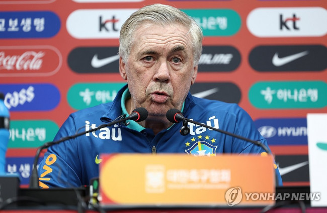 발언하는 카를로스 안첼로티 감독