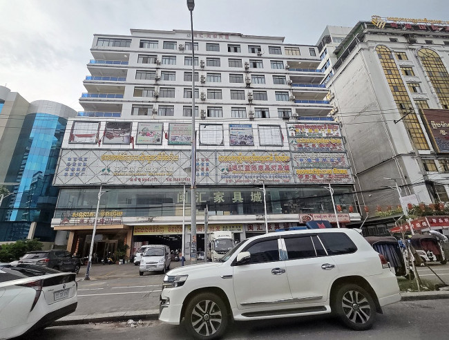 중국어 간판 즐비한 캄보디아 시하누크빌 상가 건물