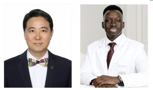 최고조 주한 가나대사(왼쪽)와 토마스 타반 아콧 인제대 상계백병원 외과 전문의