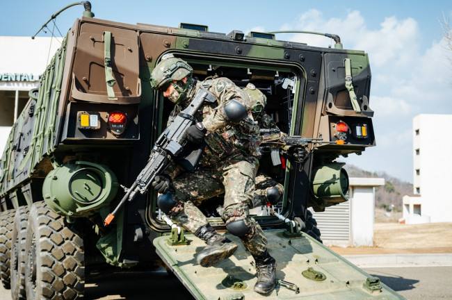 차륜형 장갑차에서 하차하는 9사단 장병들