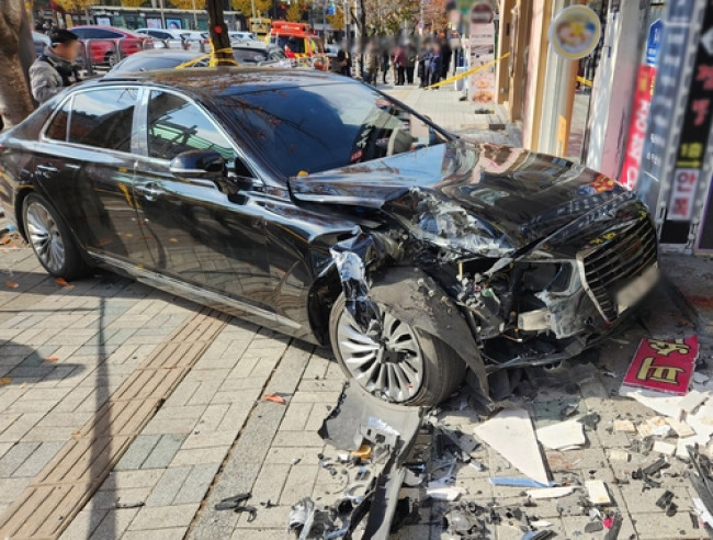 인도로 돌진한 차량