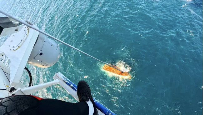 선장 구조하는 동해해경청