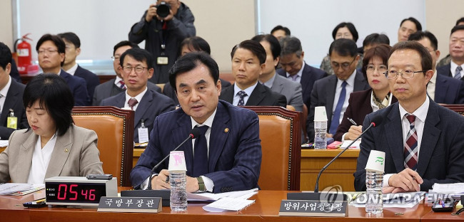 질의에 답하는 안규백 국방부 장관