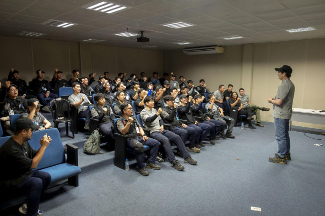 발사 전날 의지를 다지는 김수종 이노스페이스 대표(오른쪽)과 직원, 브라질 공군 